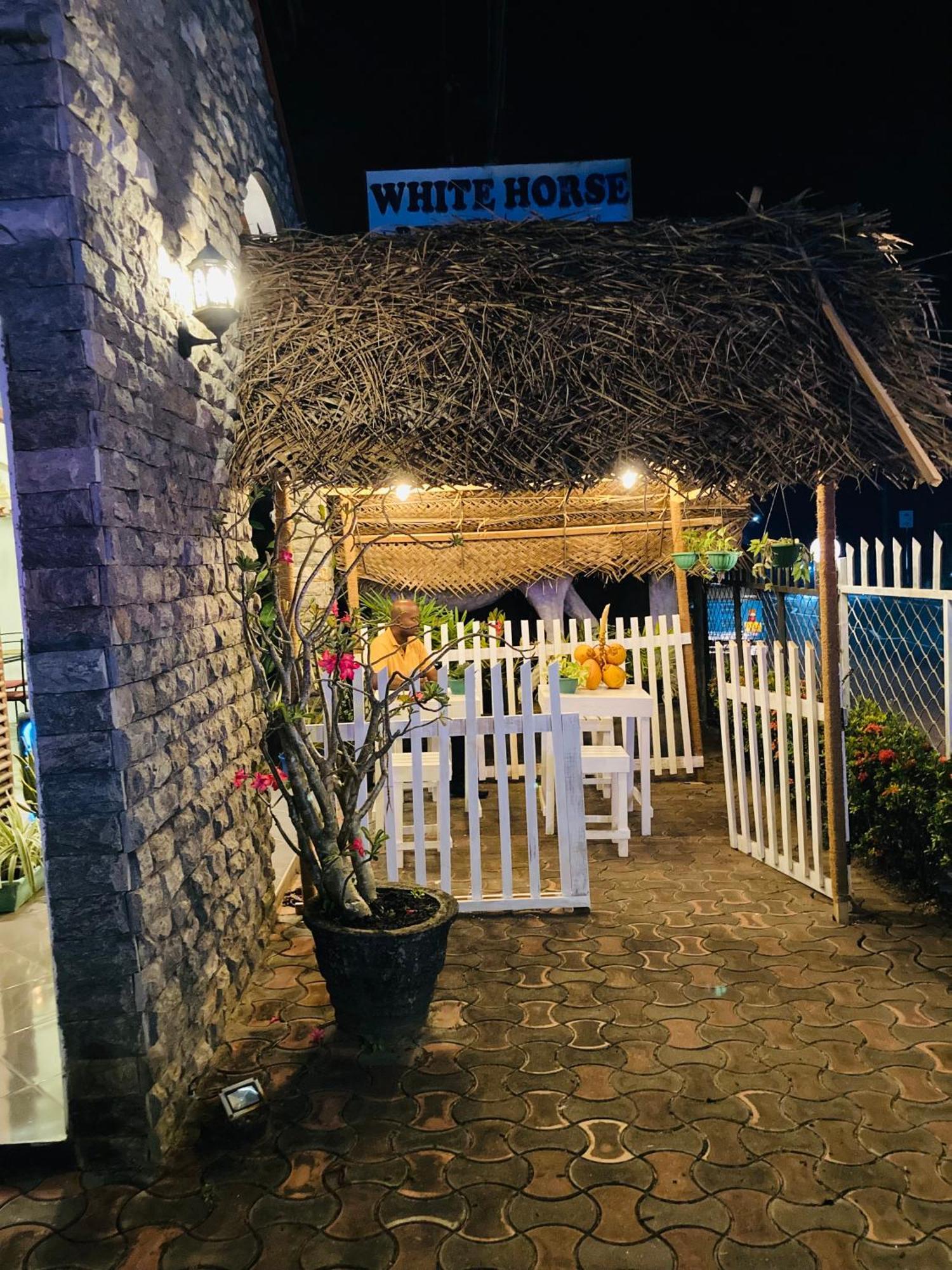 White Horse Mirissa Hotel Exterior foto